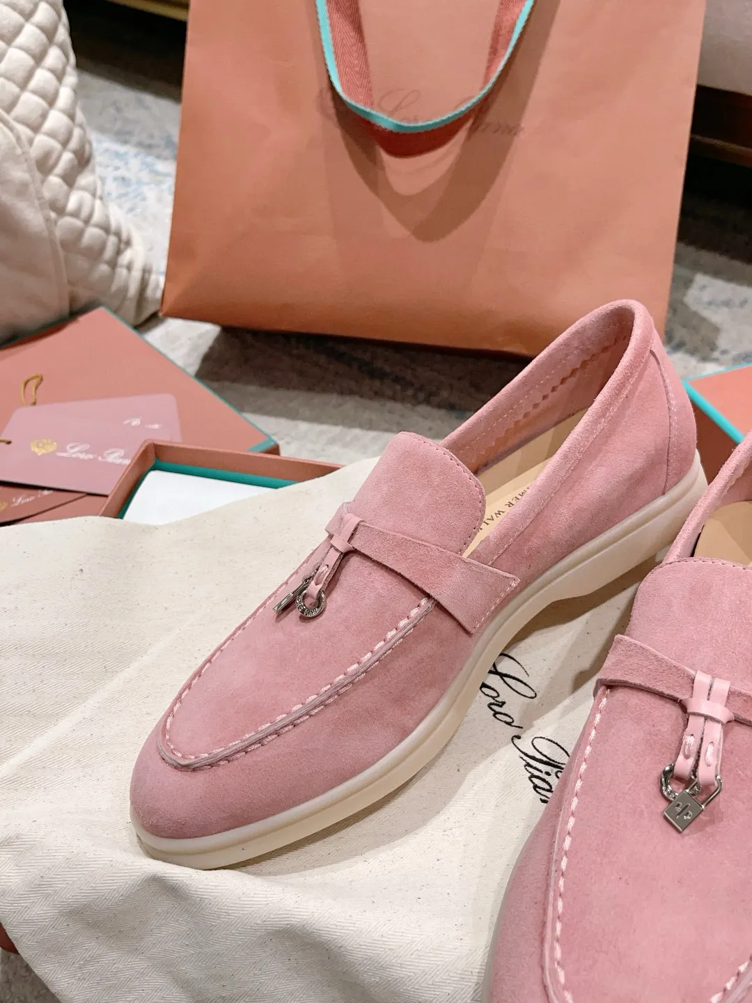 Factory price: 520💰4050 new color. Original purchase, 1⃣️: 1⃣️ folded and developed, Loro Piana professional model to try on feet, quality purchase level, flash sale of common products on the market, welcome to compare, original packaging. Fabric: Imported from Italy🐑High mercerized shearling, Lining: Hand-sewn mark thread in water-dyed cowhide imported from Italy🧵, high-end and elegant. Comfortable on the feet. Size: Women's 35-42 (41, 42) customized, non-returnable, men's 38-45 (46, 47, 48) customized, non-refundable. Fashionable boutiques that you can’t miss, a must-have item